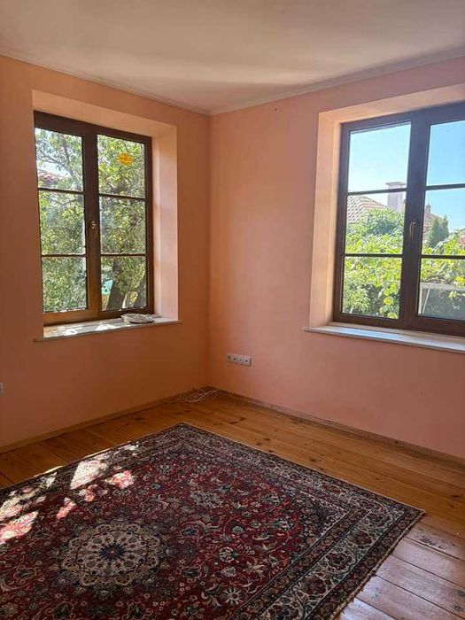 Продава масивна къща в централната част на с.Енина