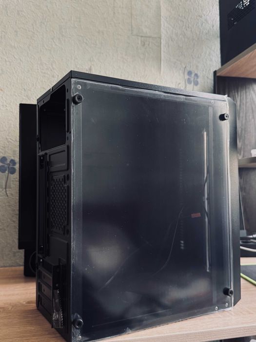 Корпус формата Micro-АТХ с боковой прозрачной панелью.