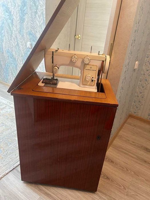 Машина швейная ножная, с электроприводом.