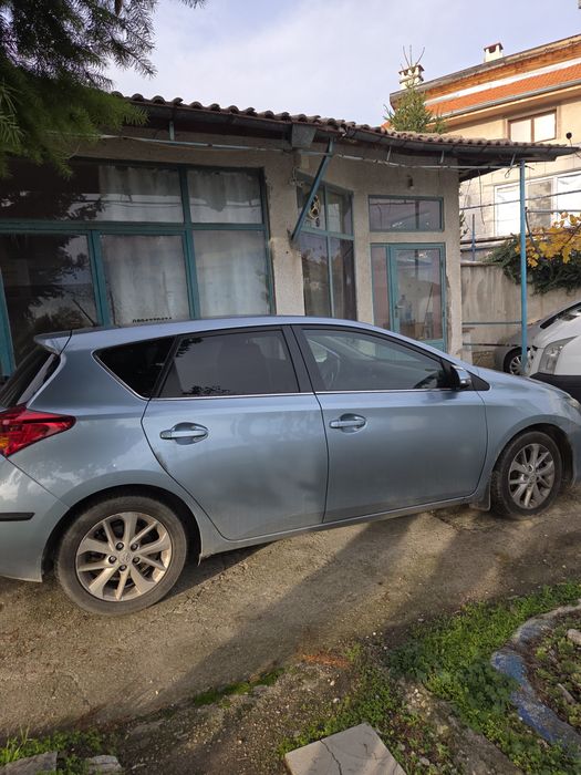 Продавам Toyota auris
