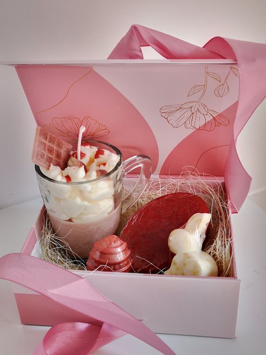 Pachete cadou personalizabile ce contin lumanari si sapunuri hand-made