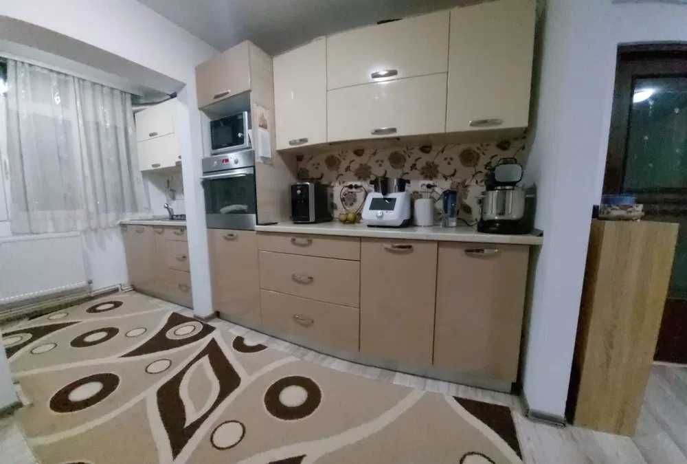 apartament cu 3 camere, zona Piata Mare, etaj 3