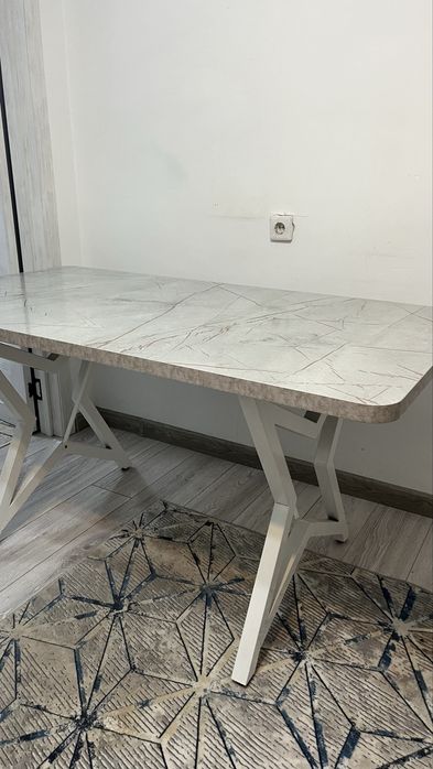 Стильный кухонный стол с мраморной поверхностью