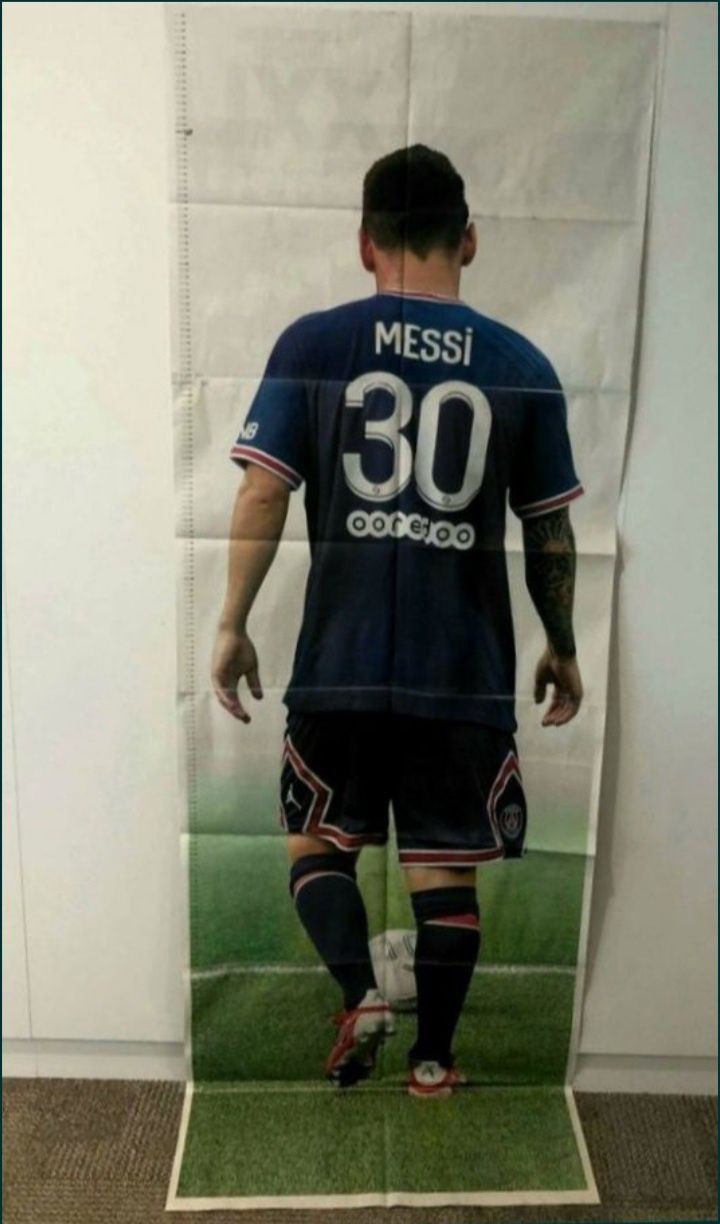 Lionel Messi, poster în mărime naturală, față-spate