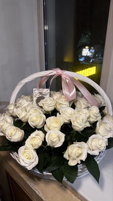 букет белыз роз в корзине