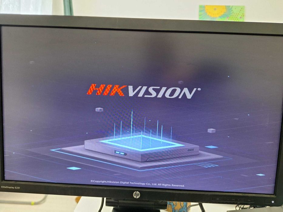 Vând sistem complet de supraveghere Hikvision, folosit doar 2 luni,.