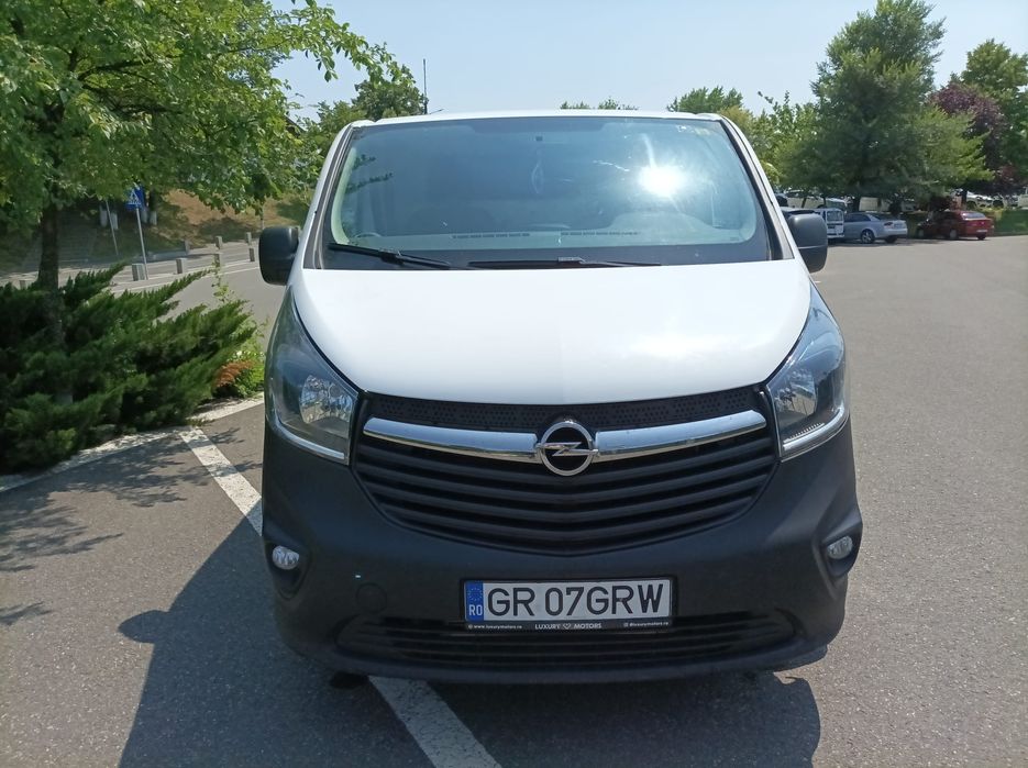 Inchiriez Dube Fara Sofer - Renault Trafic/Opel Vivaro  cu Licență