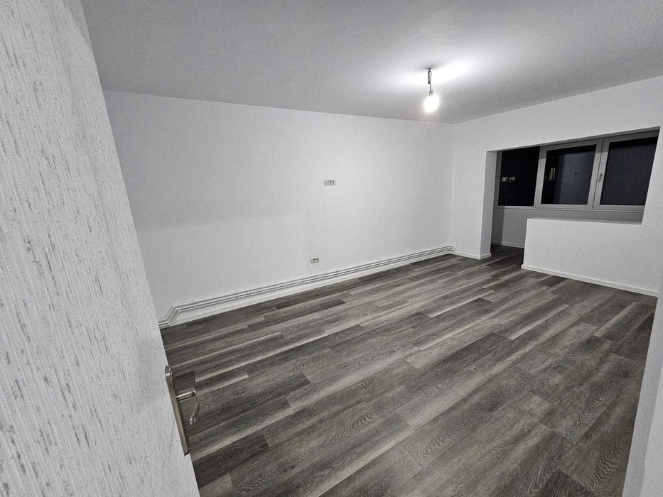 Vand apartament complet renovat cu 3 camere