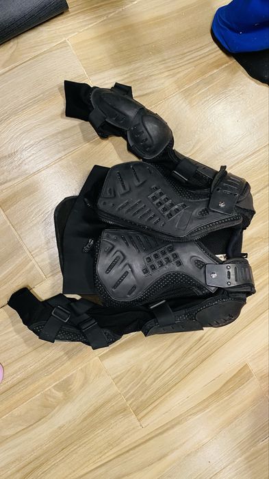 armură moto tip jachetă din mesh, cu protecții piept–spate–umeri–coate