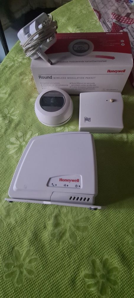 Термостат Honeywell +WIFI рутер за управление прес телефо
