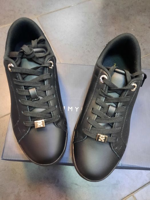 Сникърси Томи Хилфигер ОРИГИНАЛНИ, 120лв.ест.кожа 37 номер нови,необув