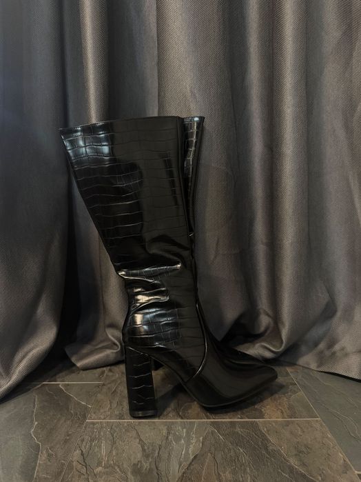 Чисто нови ботуши на ток