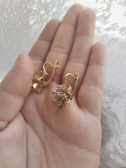 г.Алматы,Продаю серьги золотые 585 с бриллиантами