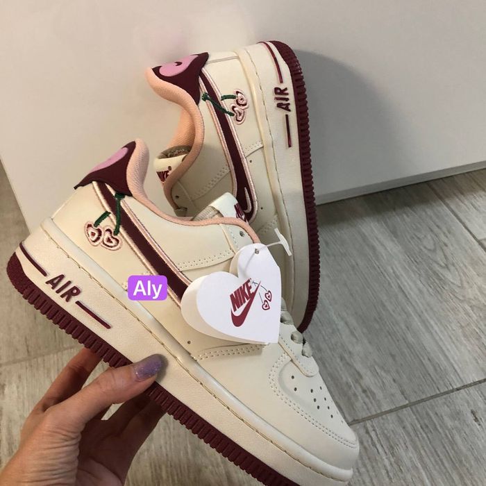 Adidasi unisex și ugg-uri