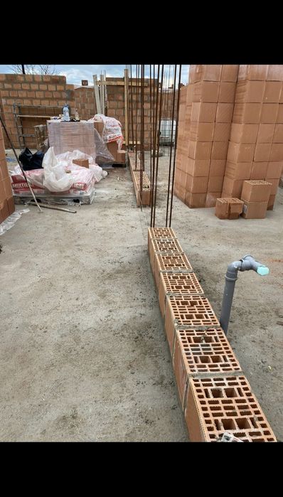 Construim case la rosu / gri .Amenajari interioare exterioare.