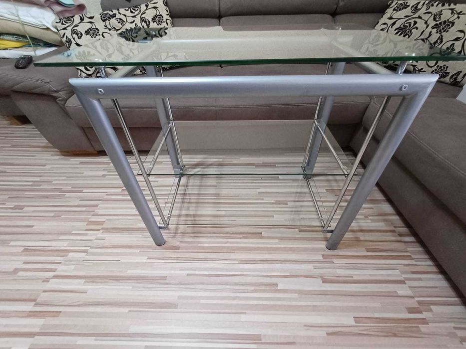 Coltar de vanzare+o masa din sticla