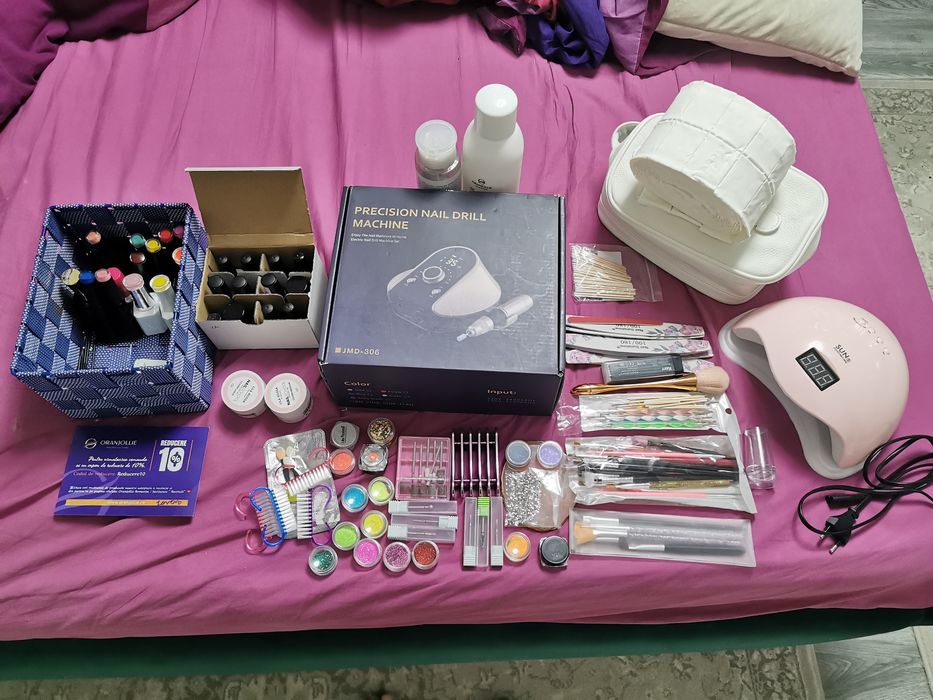 Vând kit complet unghii cu gel pentru protezist unghii impecabil