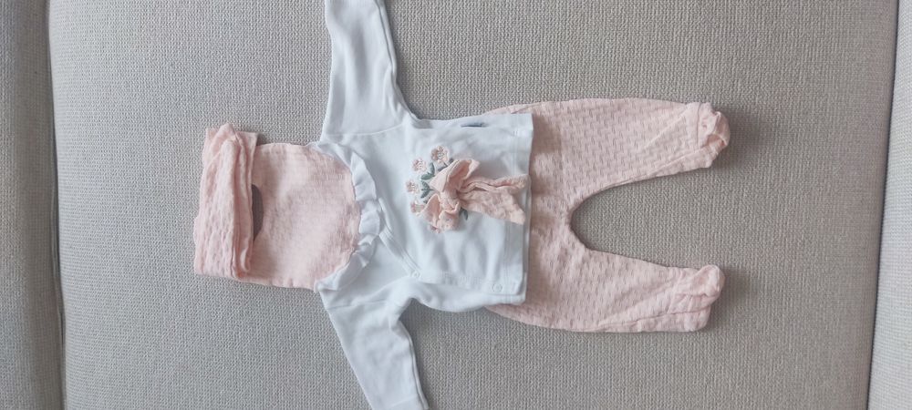 Подарявам дрехи за бебе момиченце (0-6 месеца)