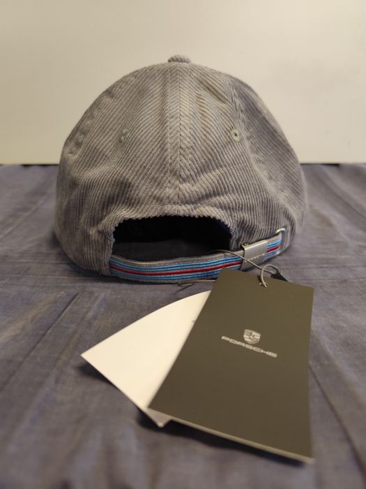 Aceasta este o șapcă unisex Porsche Martini Racing de culoare gri.