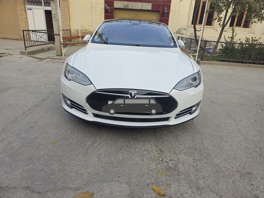 Tesla model S 85+