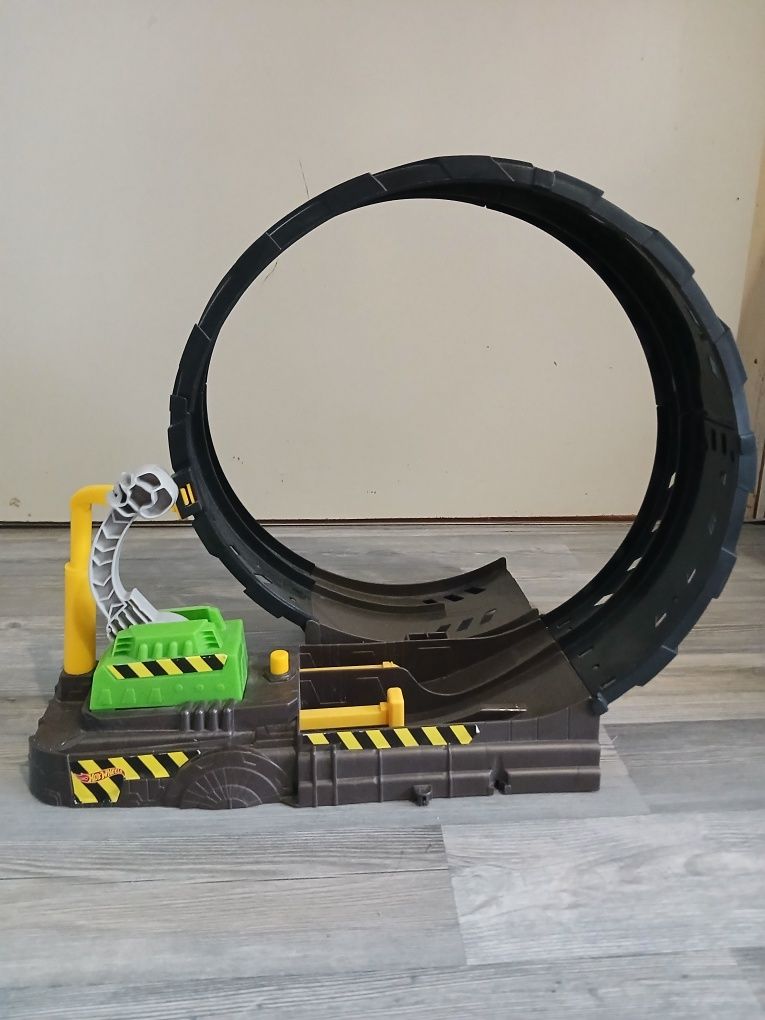 Hotwheels лупинги с изстрелвачка  и паркинг