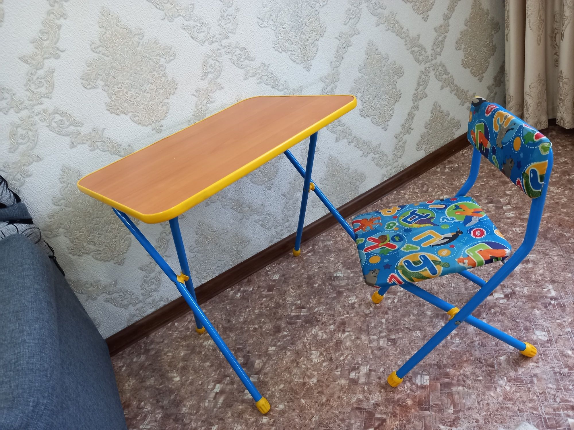 Продам детский стол с стулям