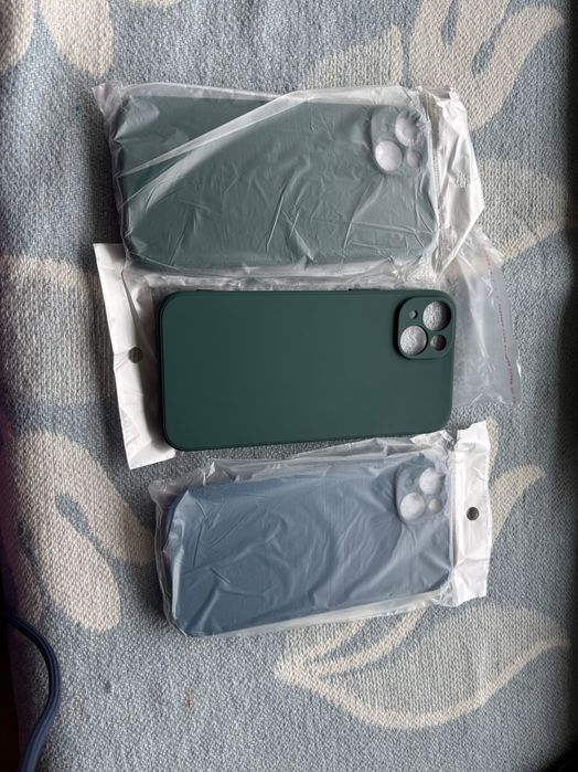 Син и зелен нов кaлъф с борд за айфон про 15