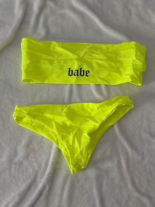 Vând costume de baie și articole pentru plajă.
