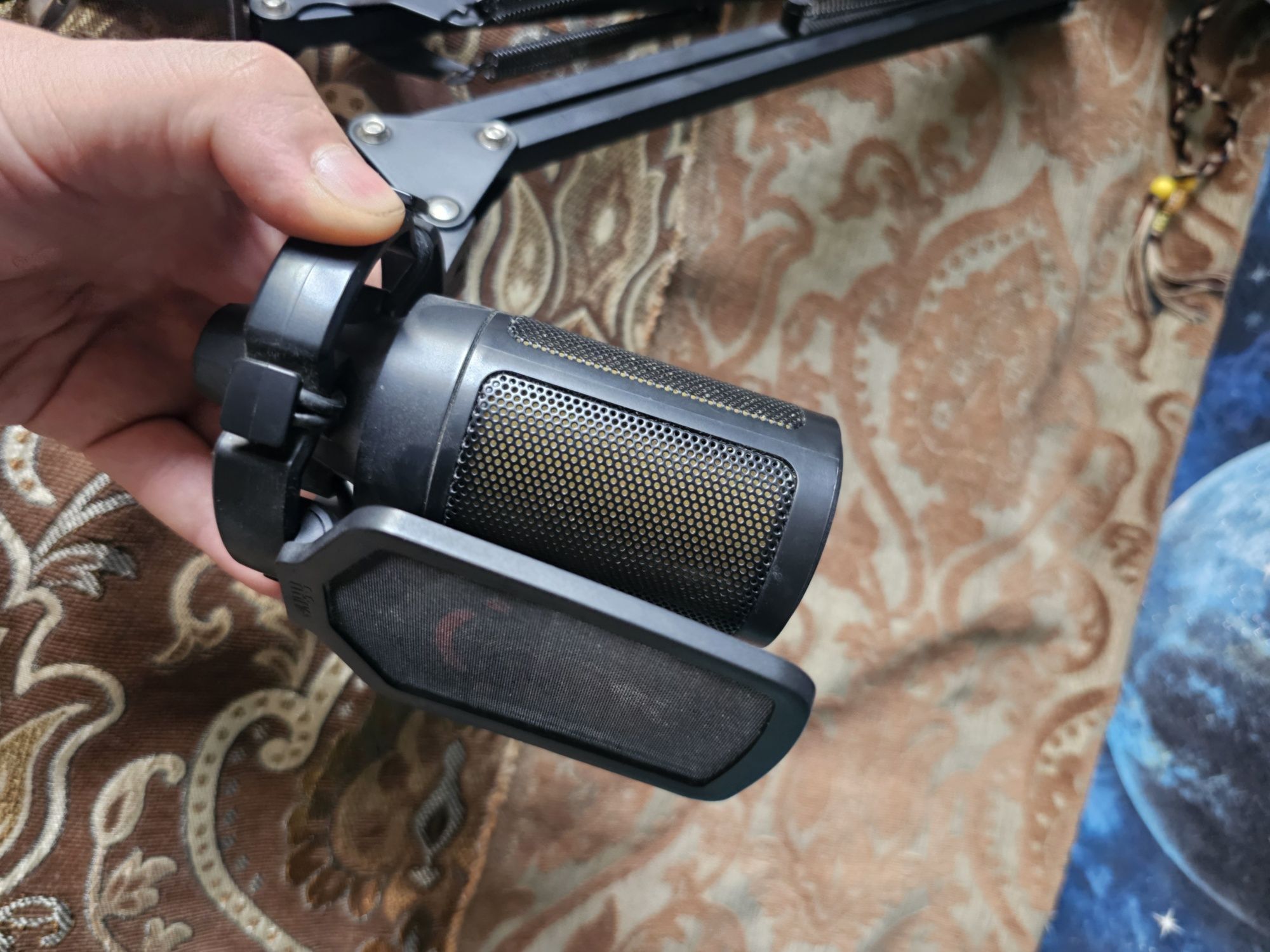 Продаётся микрофон fifine a6v