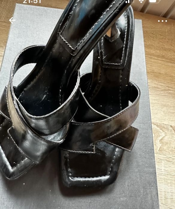 Saboti negri de la BSB  cu toc mic ff comozi ,au un mic defect