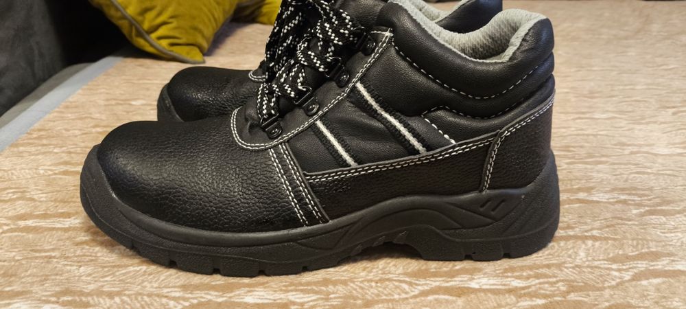 Ботинки 41 размер с металлическим подноском