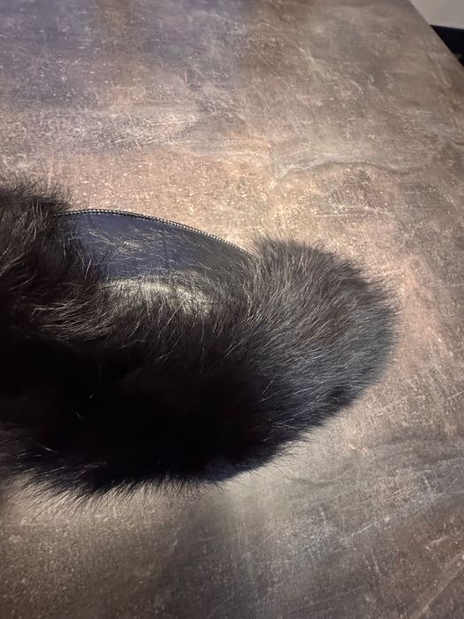 Ефектна зимна шапка с естествена кожа и косъм