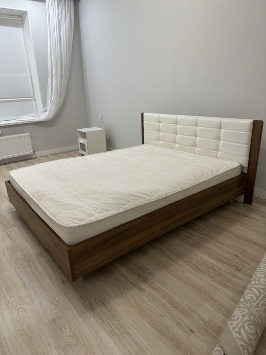 кровать с матрасом