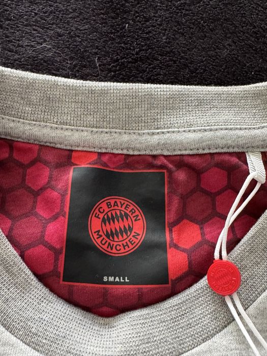 F.C.Bayern M.,bluză NOUĂ pt.bărbați,măr.S(merge pt.M)