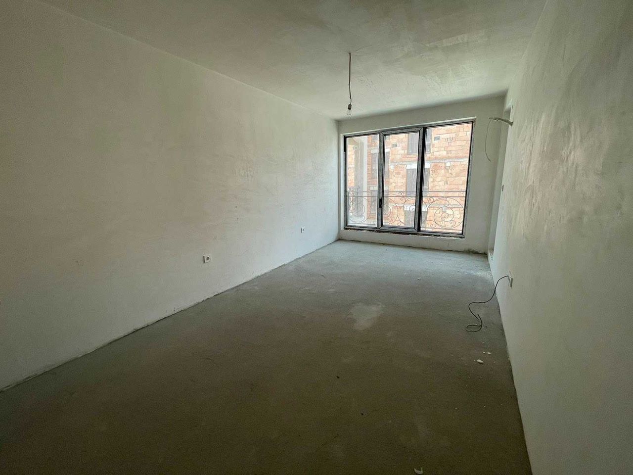 Продава се Двустаен апартамент в Пловдив, Христо Смирненски - 76 кв.м за 1220 €/кв.м - Снимка #1