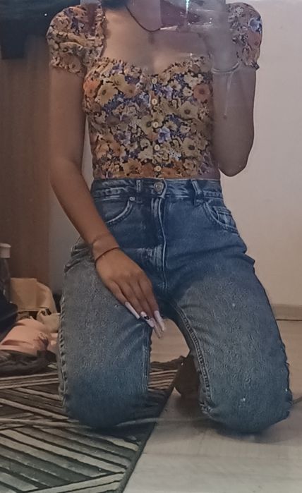 Bluză scurtă cu model floral colorat