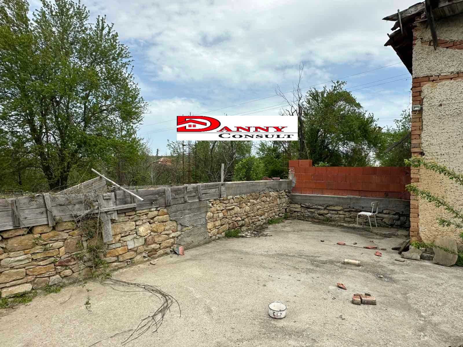 Двуетажна къща с двор в с. Плаково