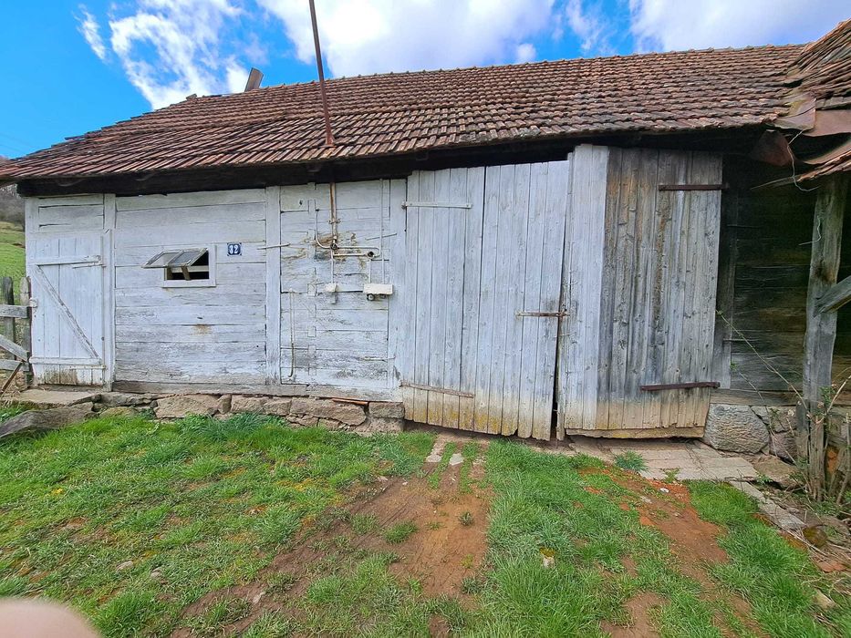 Casa cu sura si anexe + teren de vanzare