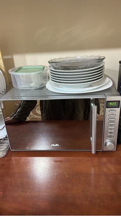 Столы, микроволновка, шкаф