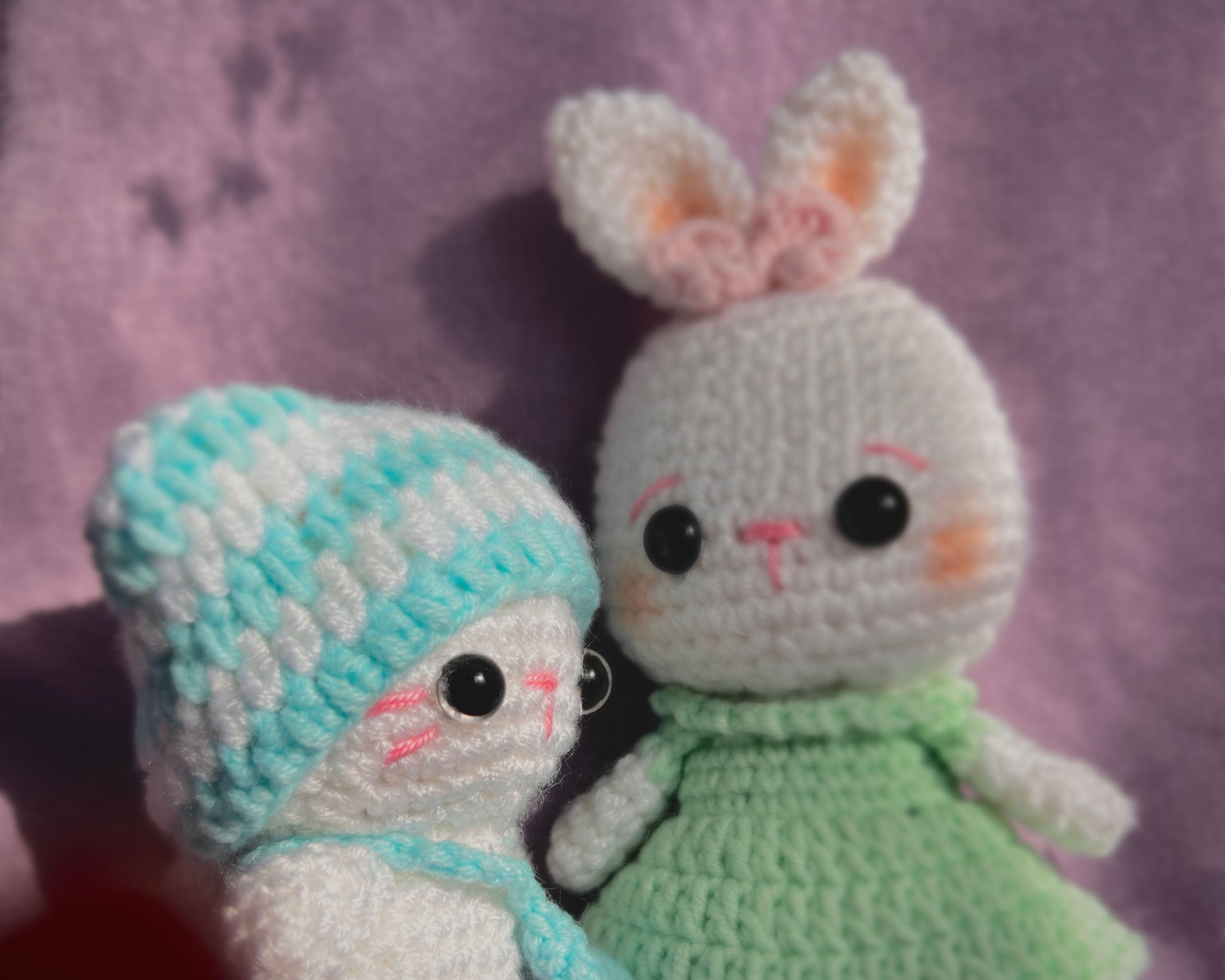 Играчка котенце със сладки аксесоари – ръчно изплетено на една кука