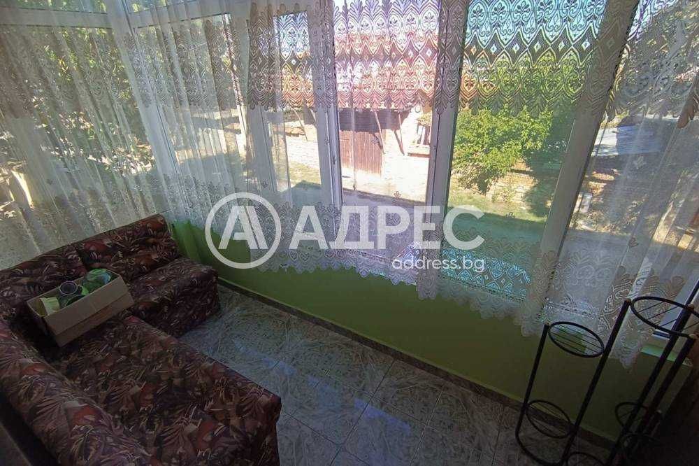 Tриетажна къща в тих и спокоен квартал