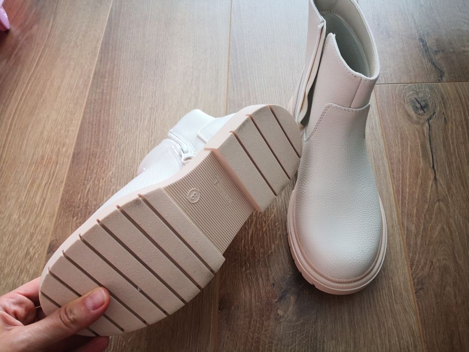 Чисто нови боти за момиче