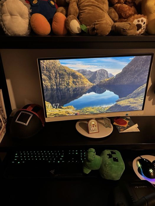 Vând birou, calculator, monitor, mouse și tastatură