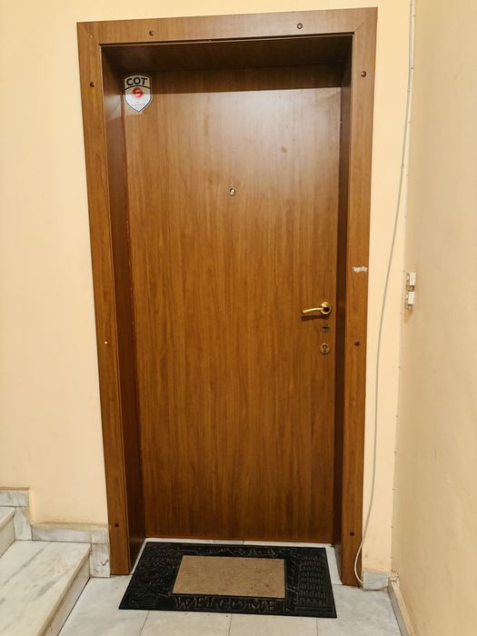 Входна врата с каса