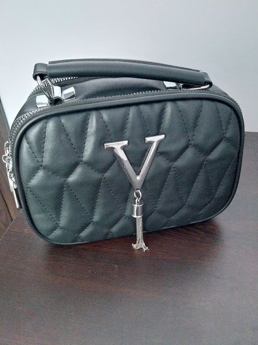 Малка черна чанта