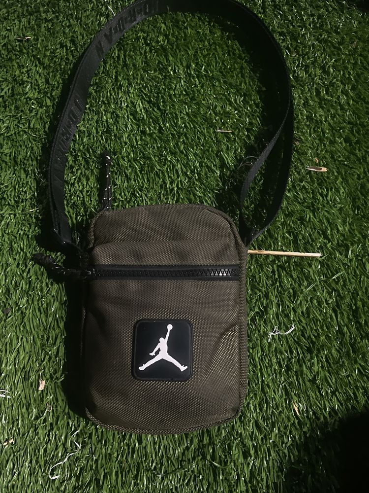 Чантичка JORDAN на 10 дена нищо и няма