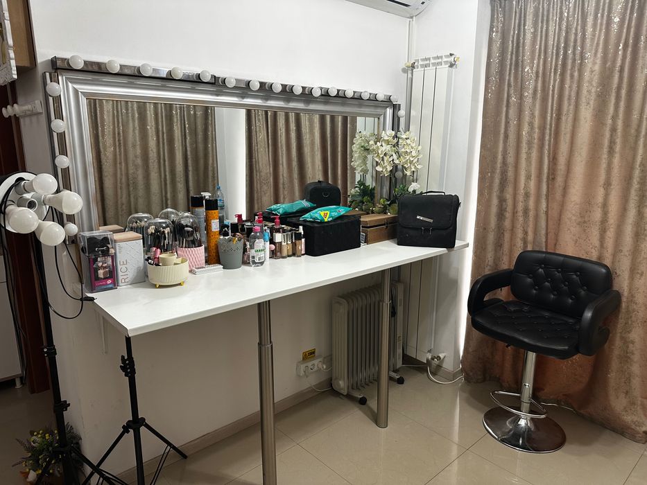 Masă oglindă și scaun makeup