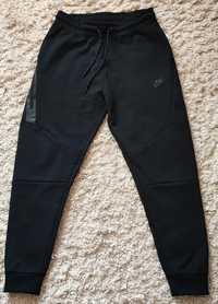 Pantaloni nike tech