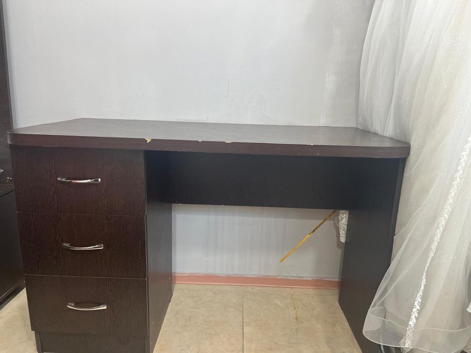 Продается стол письменный (б/у) в хорошем состоянии.