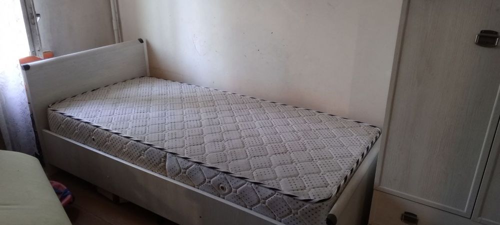 Продам кровать.пианино и бутсы